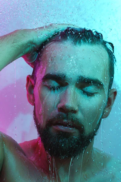 Portrét Pohledného Muže Pod Proudem Vody Neonovém Světle — Stock fotografie
