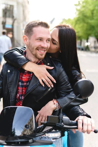 Stilvolles Junges Paar Mit Motorrad Auf Einer Stadtstraße — Stockfoto
