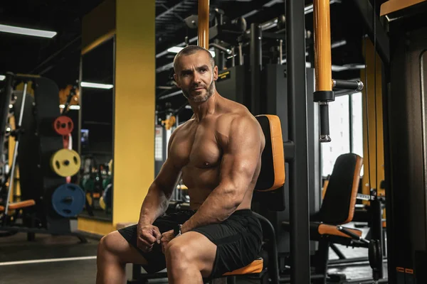 Πορτρέτο Του Όμορφος Και Μυώδης Bodybuilder Ένα Γυμναστήριο Κατά Διάρκεια — Φωτογραφία Αρχείου