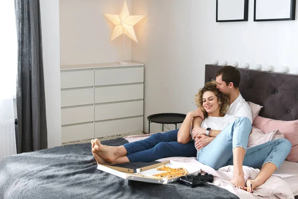Young Happy Couple Relaxing Home Eating Pizza Playing Video Game — Stock Photo, Image