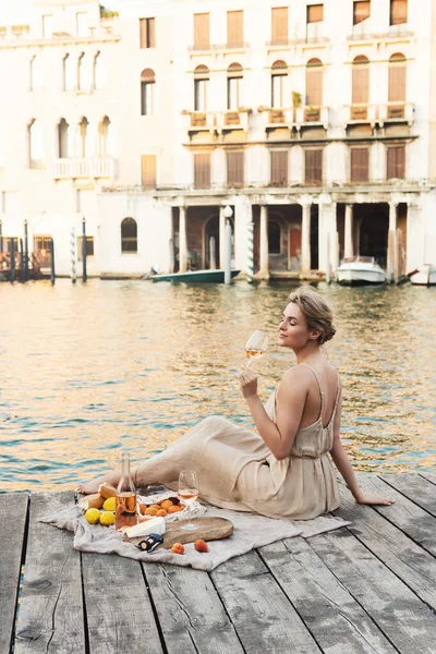 Bella Giovane Donna Sta Facendo Picnic Molo Legno Venezia — Foto Stock