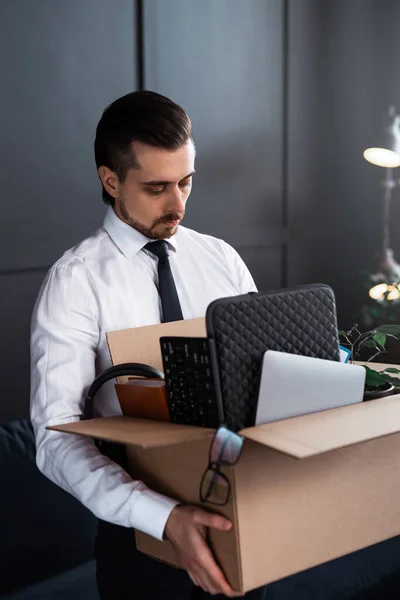 Jovem Ser Despedido Emprego Empresário Caixa Papelão Com Seus Pertences — Fotografia de Stock