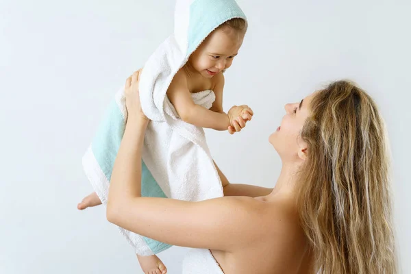 Dětská Hygiena Péče Mladá Šťastná Matka Její Roztomilé Dítě Syn — Stock fotografie