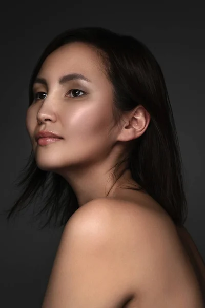 Portret Młodej Pięknej Azjatki Szarym Tle — Zdjęcie stockowe