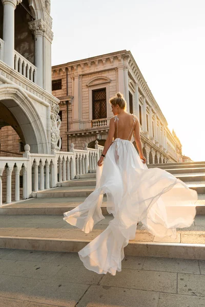 Молода Жінка Гарній Білій Сукні Йде Вулицею Міста Венеції — стокове фото