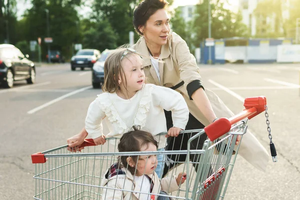 Young Happy Mother Her Cute Daughters Having Fun Shopping Cart — Stock Photo, Image