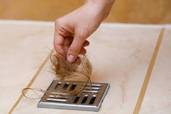 Mujer Quitando Pelo Del Desagüe Ducha Concepto Limpieza Pérdida Cabello — Foto de Stock