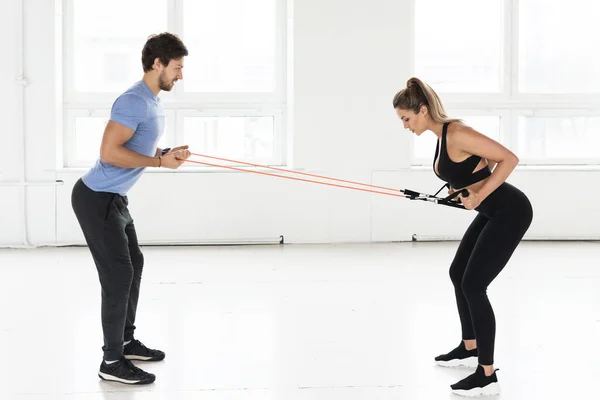 Mujer Joven Durante Entrenamiento Con Instructor Fitness Personal Usando Bandas — Foto de Stock