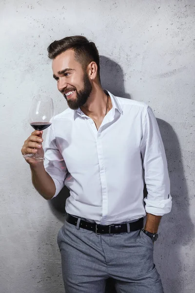 Bonito Homem Sommelier Barbudo Está Provando Vinho Tinto — Fotografia de Stock