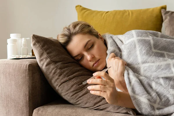 Zieke Vrouw Ligt Bank Het Controleren Van Lichaamstemperatuur — Stockfoto