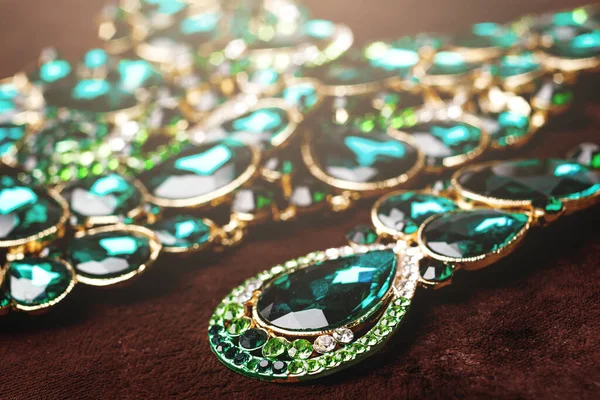 Luxe Ketting Oorbellen Met Groene Edelstenen Bruine Fluwelen Achtergrond — Stockfoto