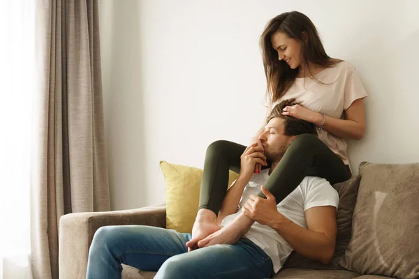 Jeune Charmant Couple Relaxant Maison — Photo