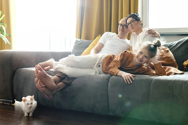 Šťastná Rodinná Relaxace Sledování Show Doma — Stock fotografie