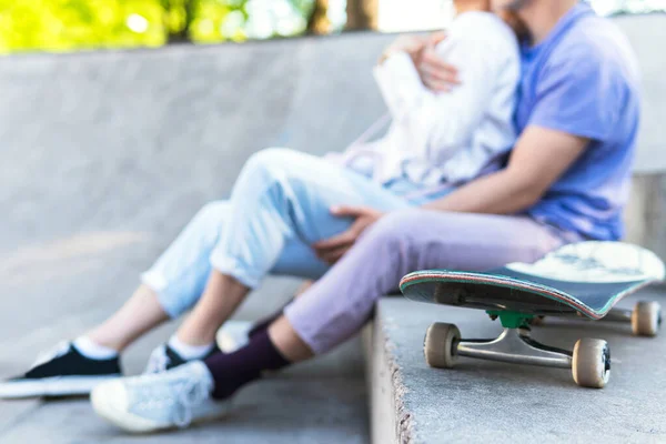 Skateboard Und Junge Leute Teenie Paar Skatepark Beim Date — Stockfoto