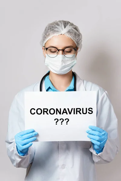 Dokter Wanita Muda Memegang Kertas Dengan Huruf Coronavirus — Stok Foto