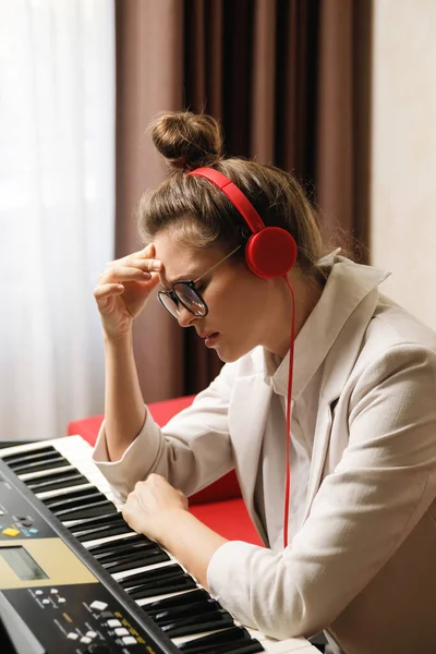 Moe Vrouw Componist Heeft Creatieve Burn Out Tijdens Een Muziek — Stockfoto
