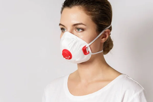 Mujer Caucásica Joven Está Usando Una Máscara Facial Para Protección —  Fotos de Stock