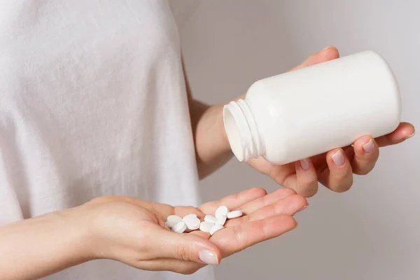 Vrouw Houdt Pot Met Witte Pillen Vast — Stockfoto