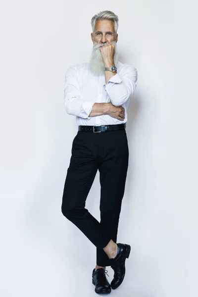 Modelo Masculino Envelhecido Elegante Bonito Posando Fundo Branco — Fotografia de Stock