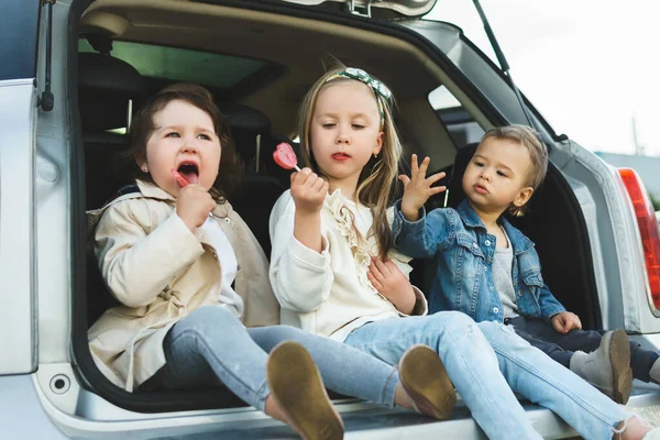 Leuke Kleine Kinderen Zitten Kofferbak Van Een Auto Voor Een — Stockfoto