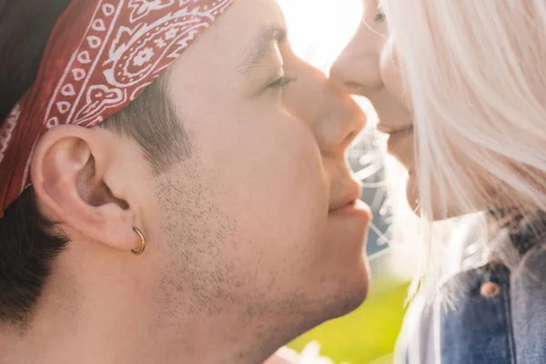 Buiten Portret Van Jong Sensueel Tiener Paar Verliefd Worden — Stockfoto