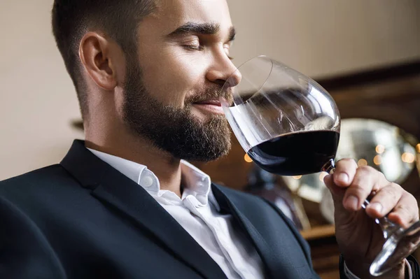 Bir Bardak Kırmızı Şarapla Yakışıklı Sakallı Adamın Portresi — Stok fotoğraf