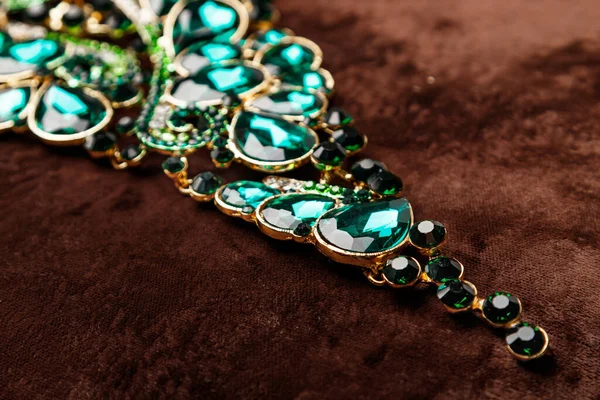 Роскошное Ожерелье Зелеными Камнями Коричневом Бархатном Фоне — стоковое фото
