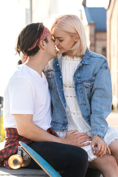 Stijlvol Tiener Paar Met Een Longboard Tijdens Hun Date Een — Stockfoto