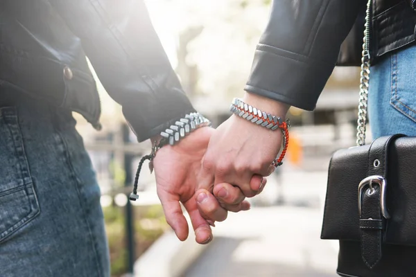 Junges Liebespaar Hält Händchen Bei Einem Date Freien — Stockfoto