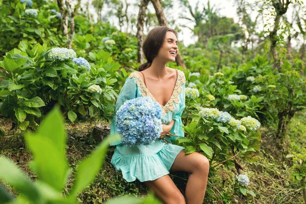 Jovem Bela Florista Mulher Coletando Flores Hortênsia Campo — Fotografia de Stock