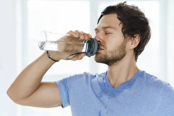 Tired Sweaty Man Drinks Water Fitness Workout Gym — Stock Photo, Image
