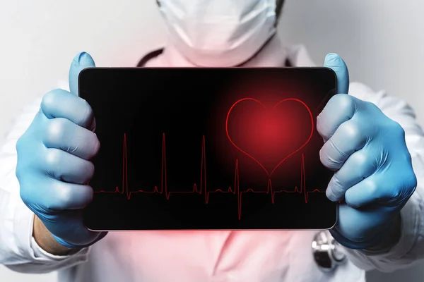 Mãos Médico Com Tablet Mostrando Ritmo Cardíaco Tela — Fotografia de Stock