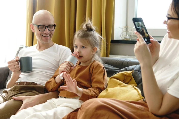 Linda Niña Con Micrófono Karaoke Cantando Para Sus Padres Casa —  Fotos de Stock