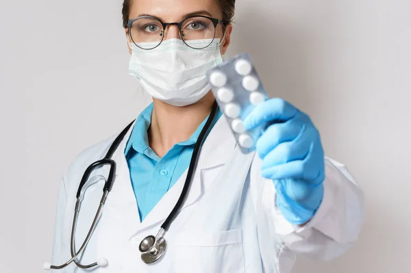 Fiatal Női Orvos Tabletták Fólia Csomagolásban — Stock Fotó