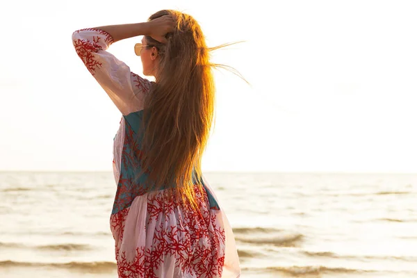 Junge Hübsche Frau Schönem Kleid Spaziert Bei Sonnenuntergang Meer Entlang — Stockfoto