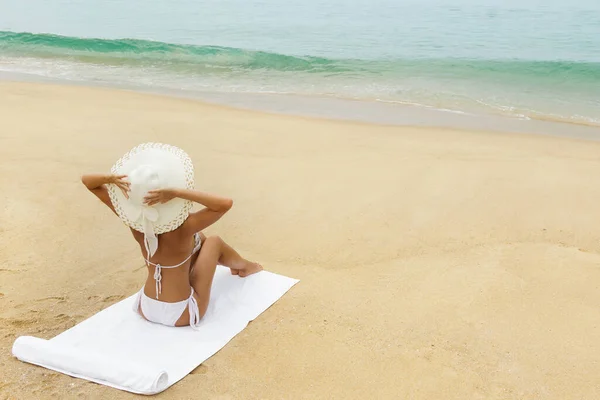 Woman Hat Sitting Beach Enjoying Seascape View — Stock Photo, Image