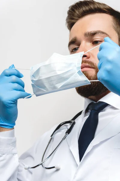 의사가 바이러스 마스크를 착용하고 — 스톡 사진