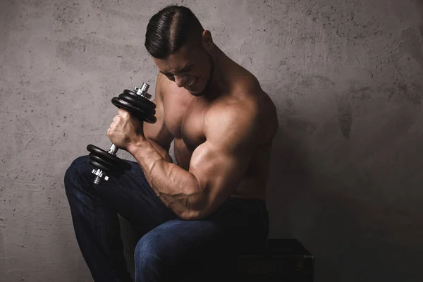 Maciço Brutal Fisiculturista Fazendo Bíceps Curl Exercício Com Haltere — Fotografia de Stock