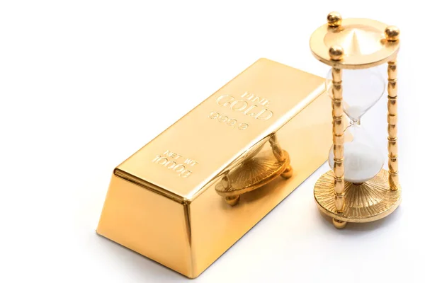 Песочные Часы Мелкие Золотые Слитки Белом Фоне Концепция Инвестиций Драгоценные — стоковое фото