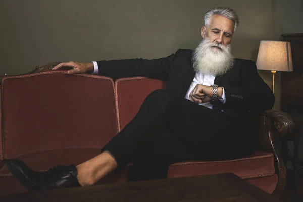 Homem Idoso Barbudo Elegante Bonito Sentado Sofá — Fotografia de Stock