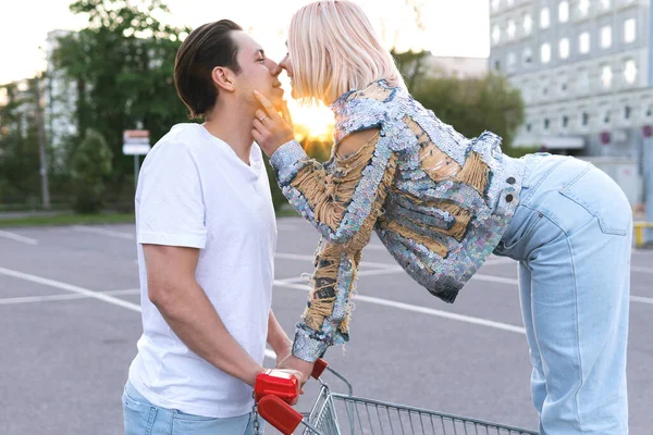 Šťastný Mladý Pár Nákupním Vozíkem Parkovišti Supermarketu — Stock fotografie