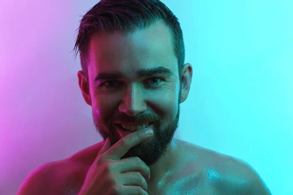 Porträt Eines Hübschen Jungen Mannes Mit Nasser Haut Neonlicht — Stockfoto