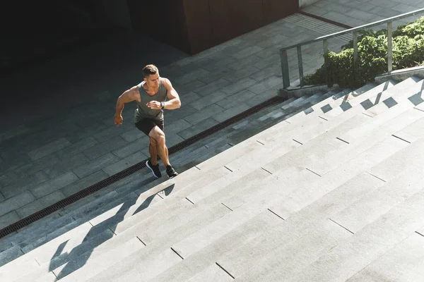 Muskulöser Mann Läuft Über Betontreppe Auf Die Straße — Stockfoto