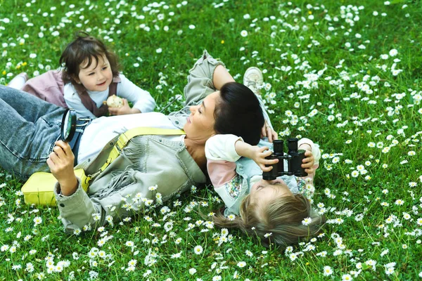 Счастливая Семья Парке Мать Две Дочери Лежат Ромашковом Поле — стоковое фото