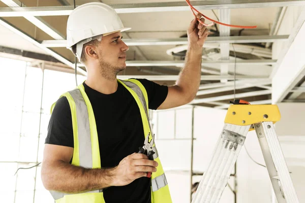 Joven Electricista Cortando Cables Durante Trabajo Una Obra Construcción — Foto de Stock