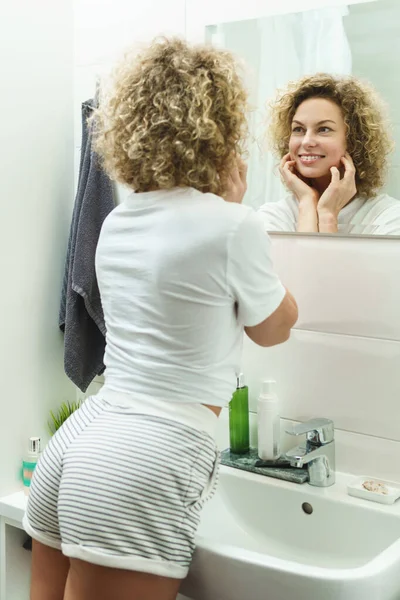 Mujer Joven Hermosa Con Pelo Rizado Mirando Espejo Baño — Foto de Stock