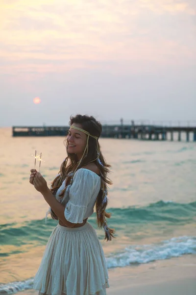 Donna Felice Con Una Scintilla Sulla Spiaggia Durante Alba — Foto Stock