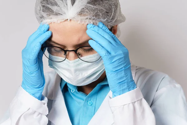 Stanchezza Malattia Giovane Medico Femminile Con Mal Testa — Foto Stock