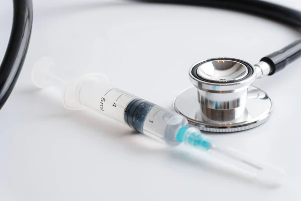 Gros Plan Sur Stéthoscope Seringue Simples Préparés Pour Injection — Photo