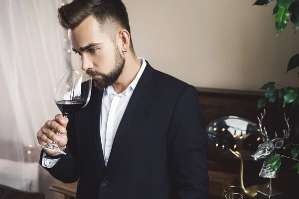 Porträtt Stilig Skäggig Man Med Ett Glas Rött Vin — Stockfoto